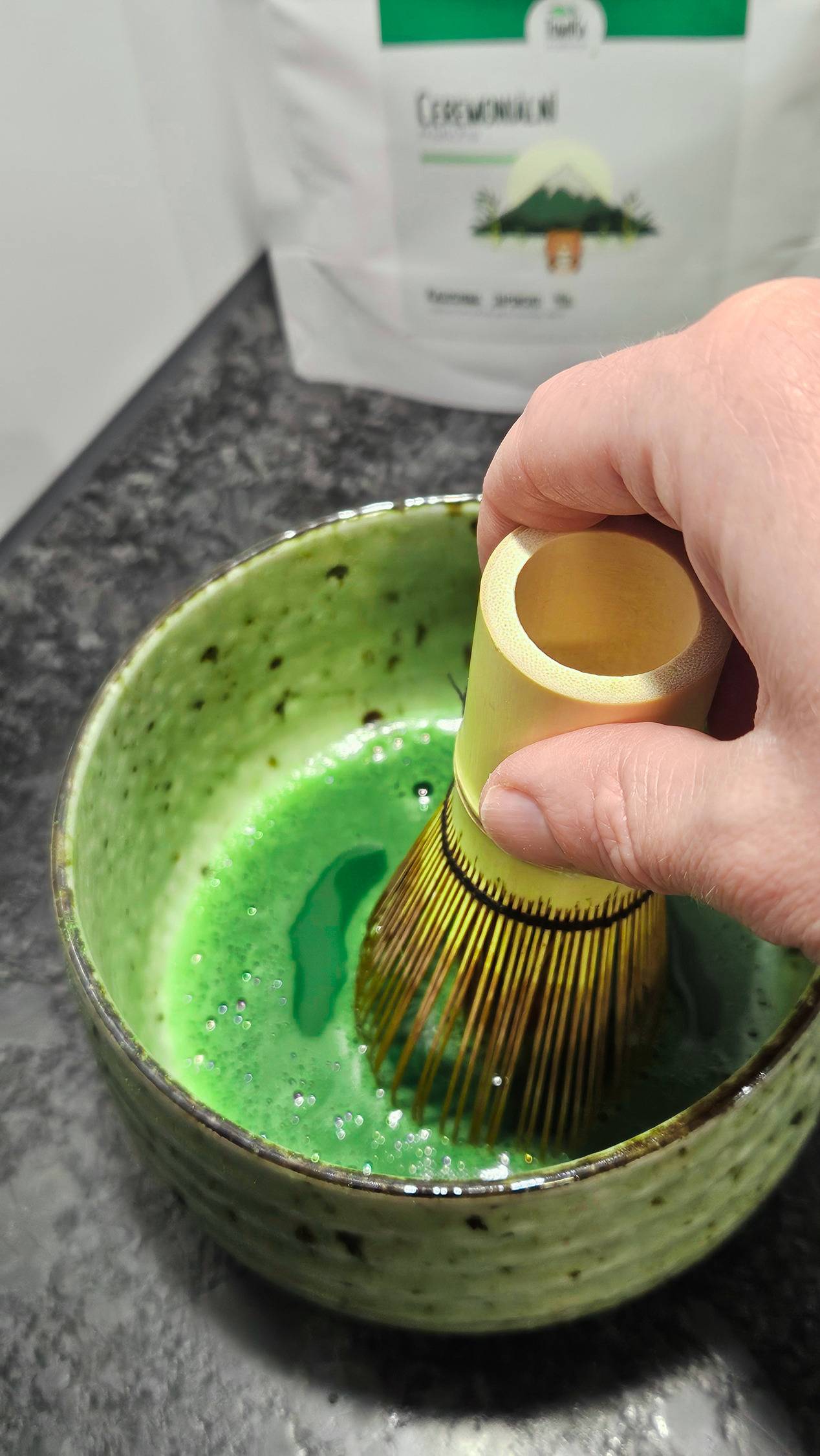 Šlehání matchy metličkou